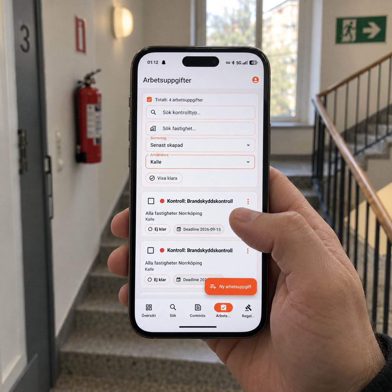 Fastighetsjournal-appen visar arbetsuppgifter för brandskyddskontroll i ett trapphus