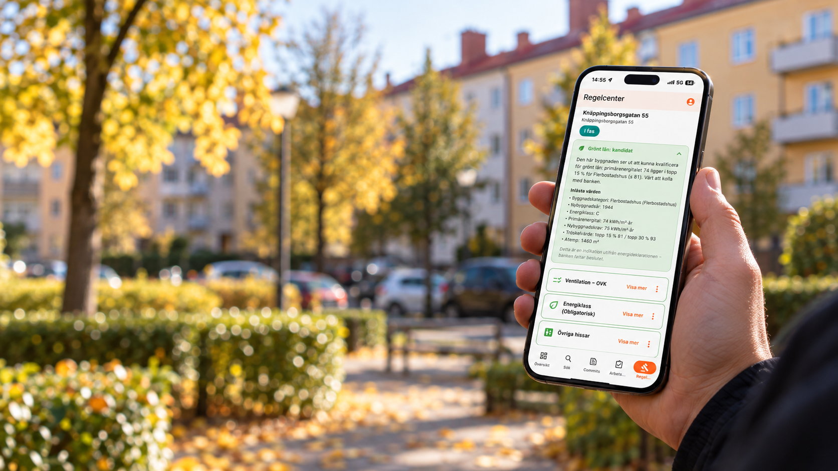 Egenkontroll-appen Fastighetsjournal öppen i en mobil framför ett flerbostadshus – Regelcenter visar status för lagstadgade kontroller och grönt lån