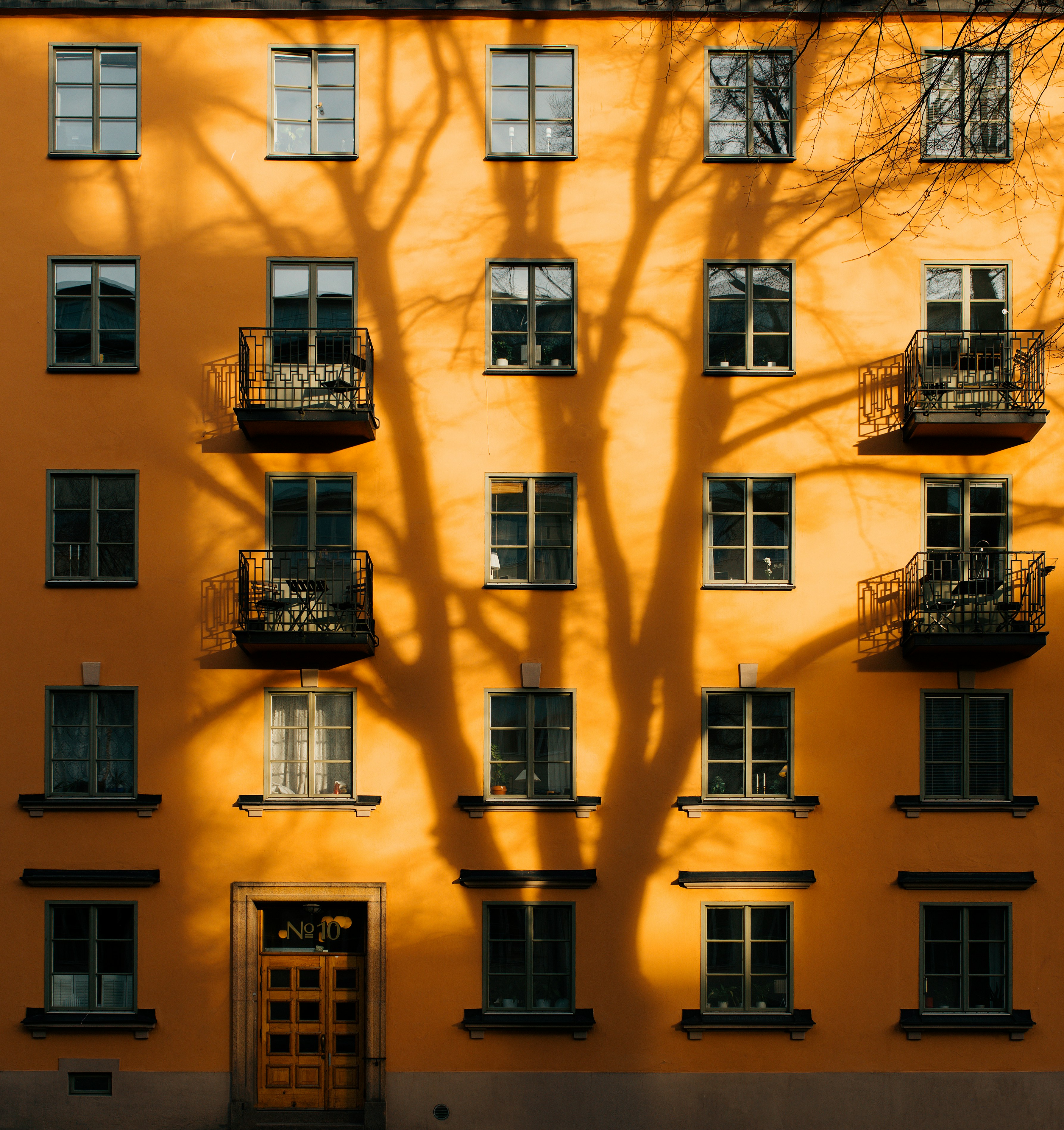Solbelyst fasad på ett flerbostadshus – fastighet med lagstadgade egenkontroller